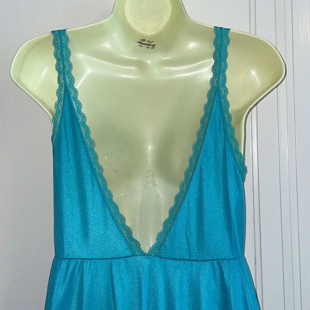 Vtg 70s Formfit Rogers turquoise‎ blue long nylon nightgown with lace details